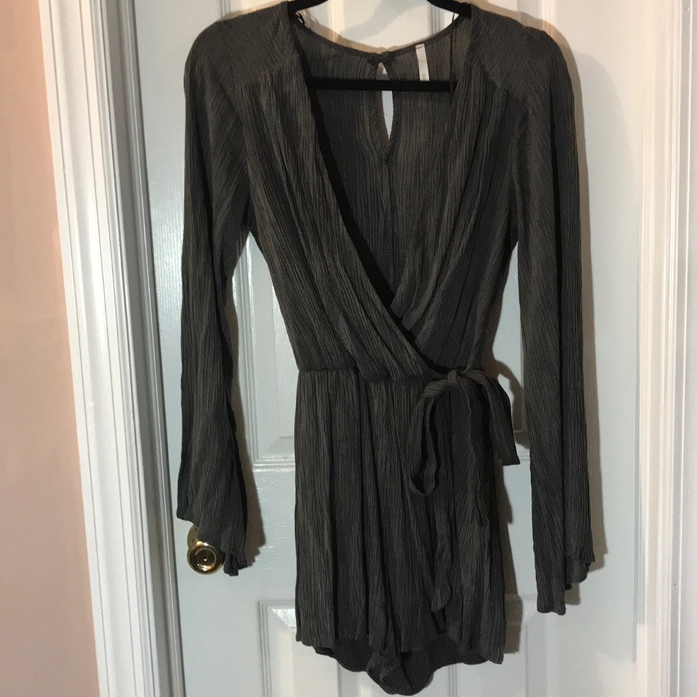 NWOT Sage Long sleeve v-neck side tie romper